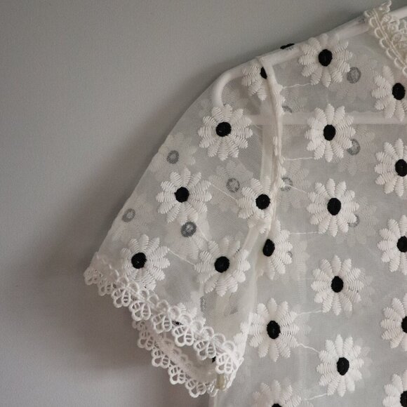 Shein Women's Sz XS White Embroidered Daisy Mesh Short Sleeve Cropped Lace Top - Picture 3 of 10